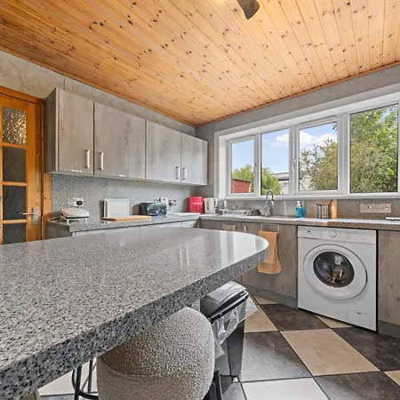 Semesterbostad Strathalmond 4 Bedroom House -