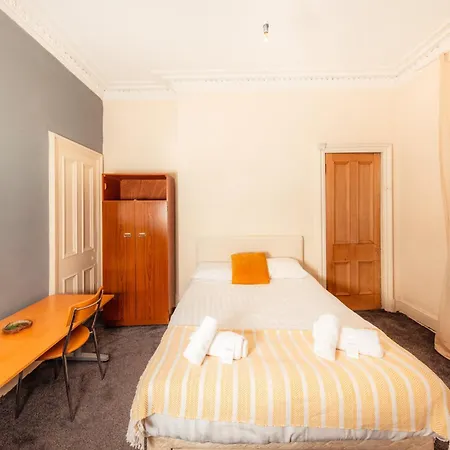 Bright & 4-bedroom Flat Near Calton Hill