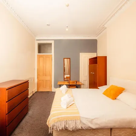 Bright & 4-bedroom Flat Near Calton Hill *
