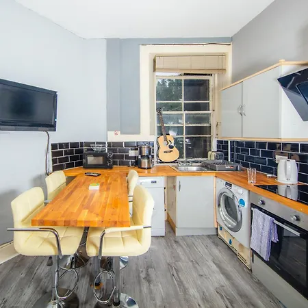 Bright & 4-bedroom Flat Near Calton Hill
