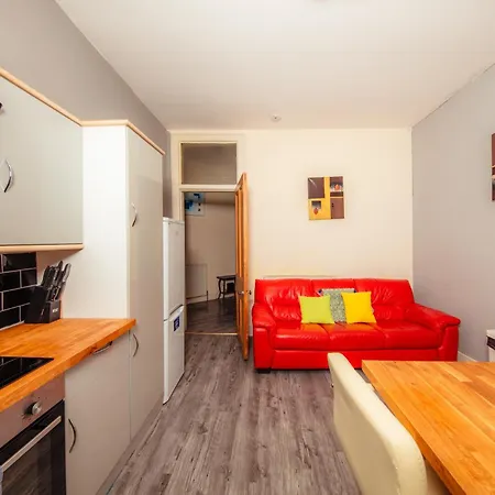 Bright & 4-bedroom Flat Near Calton Hill Edinburgh