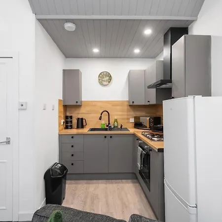 Sleek Canalside In Lejlighed