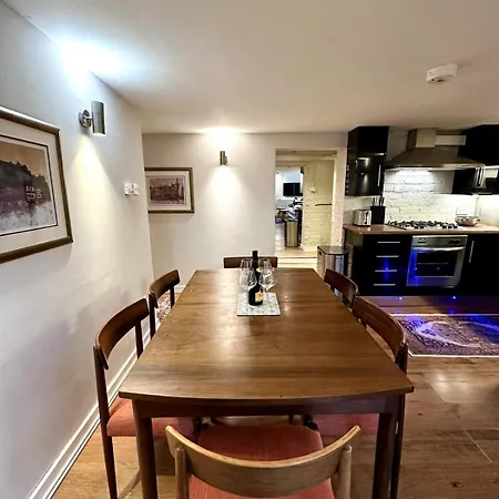 Stylish 2br - Walk To Attraction