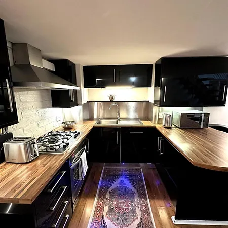 Stylish 2br - Walk To Attraction 아파트