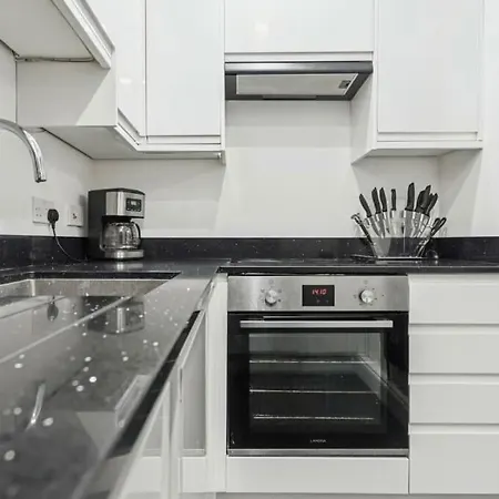 Stunning Modern 2-Bed Central Apartment Апартаменты *
