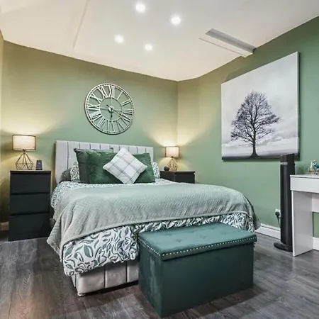 Stunning Modern 2-Bed Central Apartment