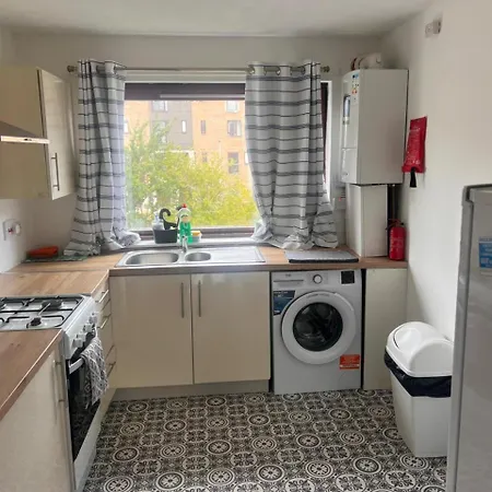 Chic 2 Bed With Free Parking- Recently Redecorated, 10 Minutes To Centre *