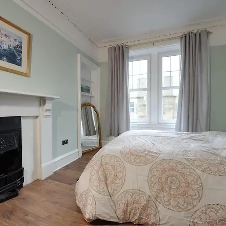 Stylish Top-floor Flat - Leith אדינבורו