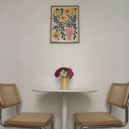 Quiet Garden View 2br Center Near Fringe Διαμέρισμα