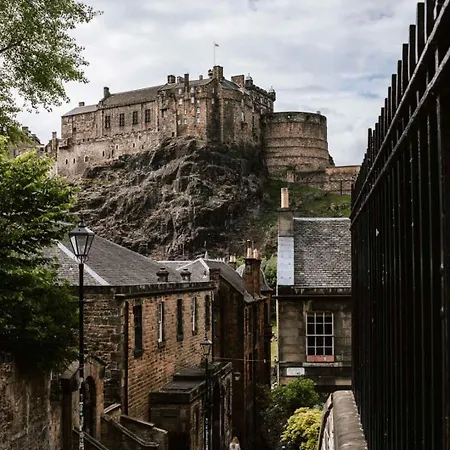 Spacious Boutique Two-bedroom Next To The Castle Apartmán