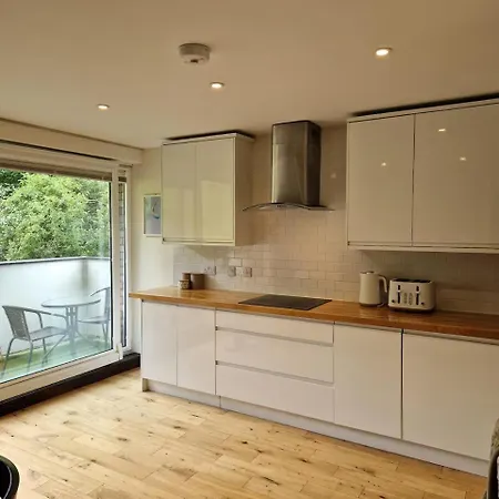 Bright 2 Bedroom Flat Edinburgh 아파트 *