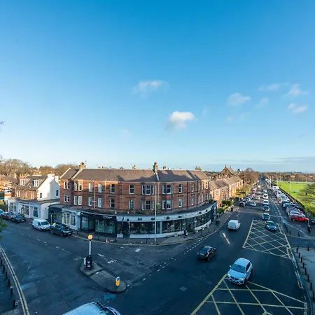 Cosy 2-bedroom Flat Close To Centre شقة