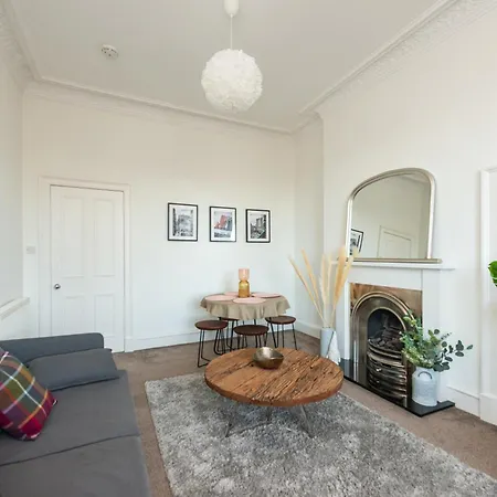Cosy 2-bedroom Flat Close To Centre شقة