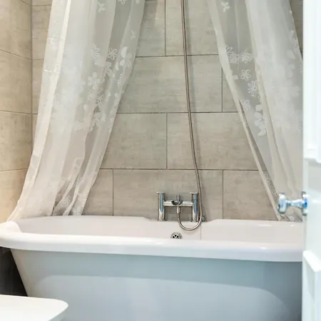 Cosy 2-bedroom Flat Close To Centre