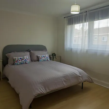 Two Bd House With Private Parking Edinburgh