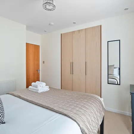 2br Park Royal With Balcony And Parking * 爱丁堡