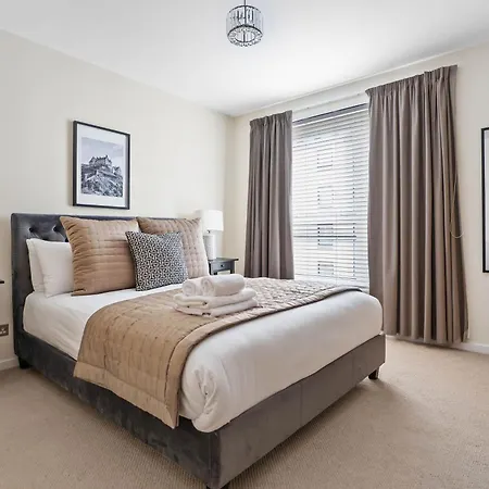 2br Park Royal With Balcony And Parking 爱丁堡
