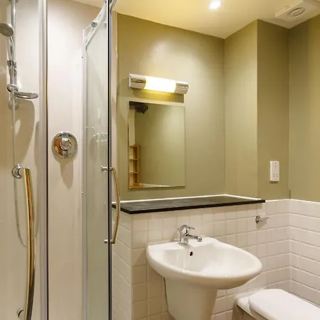 Industrial Chic 2bd Flat In Historic Whisky Bond *