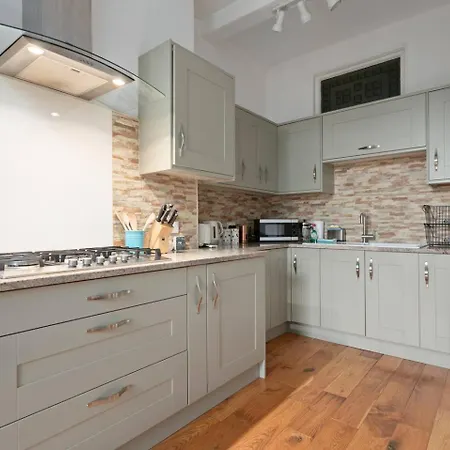 Homely 2 Bedroom - Pass The Keys אדינבורו