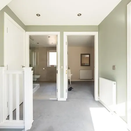 Gorgeous 3 Bed House Free Parking & Garden