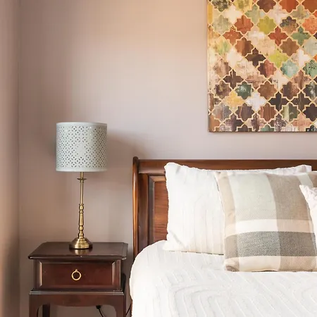 Gorgeous 3 Bed House Free Parking & Garden בית נופש *