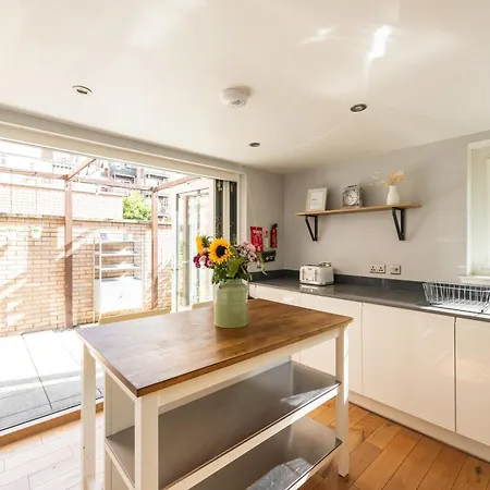 Gorgeous 3 Bed House Free Parking & Garden Feriehus