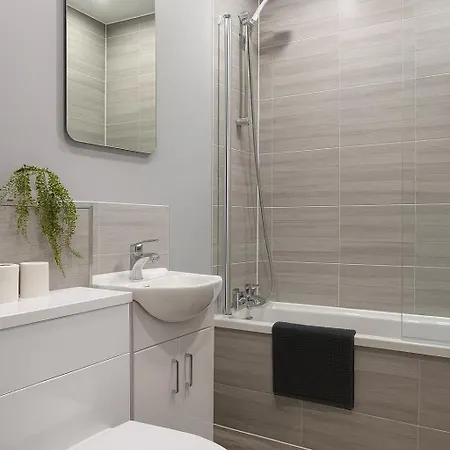 Apartment 1br With Free Parking Sleeps 4 *