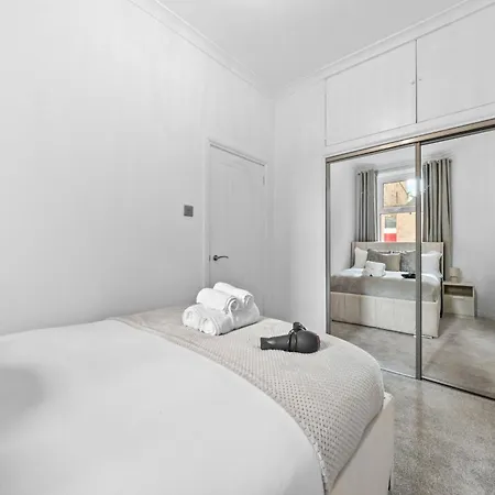 Smithfield 1 Bedroom With Sofa Bed - * Edynburg