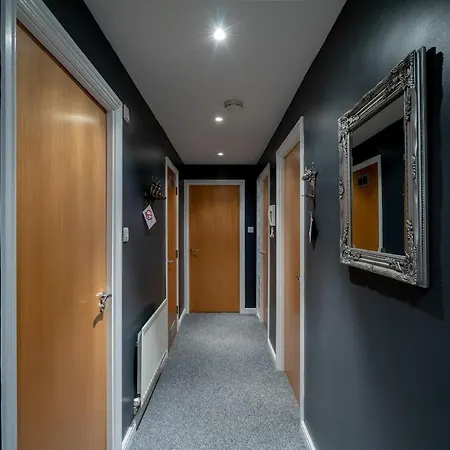 Luxury Boutique Flat, Sleeps 4 Wfree Parking *