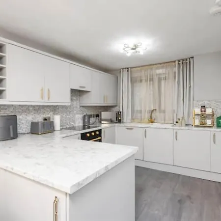 Vakantiehuis Dynastays- Stylish Seaside Home- Adults Only, Dog Friendly, Garden & Parking *