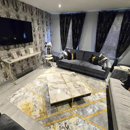 Dynastays- Stylish Seaside Home- Adults Only, Dog Friendly, Garden & Parking Vakantiehuis