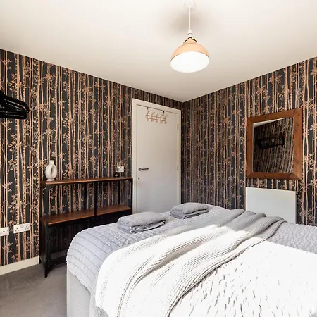 Gorgeous 3 Bed House Free Parking & Garden בית נופש