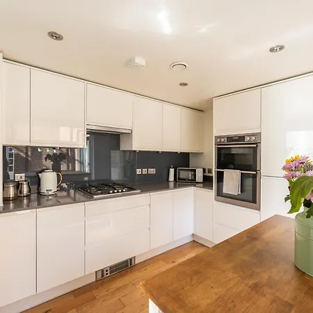 Gorgeous 3 Bed House Free Parking & Garden *