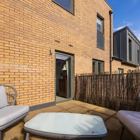 Gorgeous 3 Bed House Free Parking & Garden