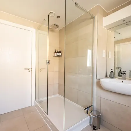 Gorgeous 3 Bed House Free Parking & Garden 度假居 *