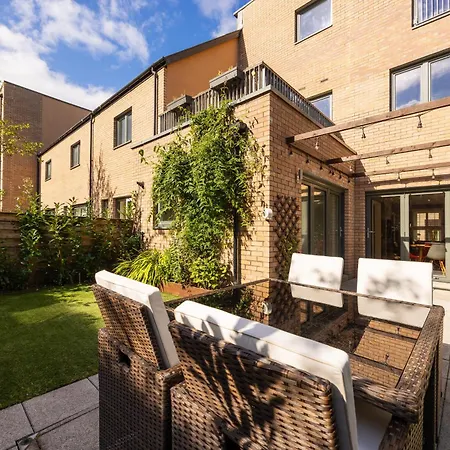 Gorgeous 3 Bed House Free Parking & Garden