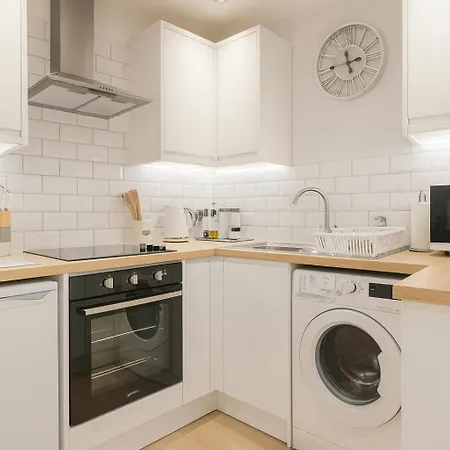 Edinburgh Aparthotel 4*