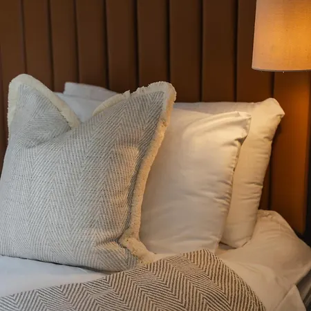 Code - The Court, 호스텔