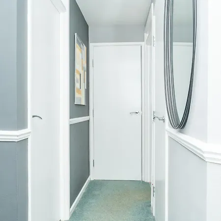 Elegant 5bed With Free Parking At Centre, Sleeps 10 Holiday home