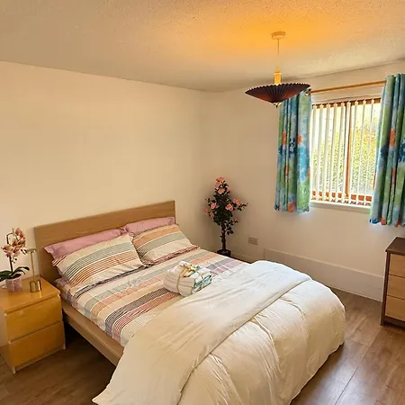 Flat Near To Centre Attractions - Free Parking Lägenhet *