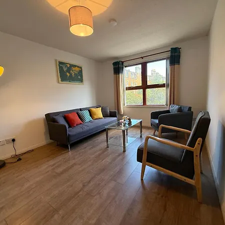 Flat Near To Centre Attractions - Free Parking *