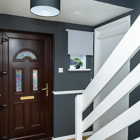 Elegant 5bed With Free Parking At Centre, Sleeps 10 Holiday home