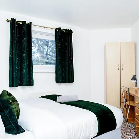 Elegant 5bed With Free Parking At Centre, Sleeps 10 Holiday home Edinburgh