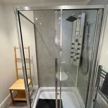דירה Bright 2 Bedroom Near The Meadows *