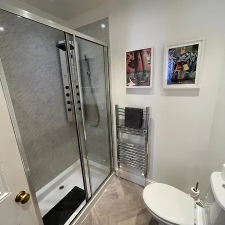 Bright 2 Bedroom Near The Meadows דירה *