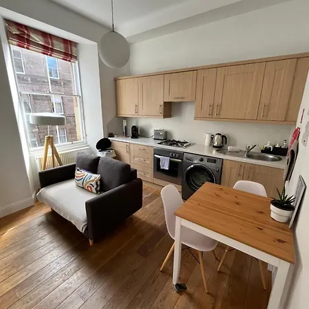 Апартаменты Bright 2 Bedroom Near The Meadows Эдинбург