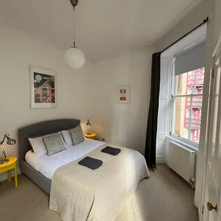 Bright 2 Bedroom Near The Meadows Апартаменты