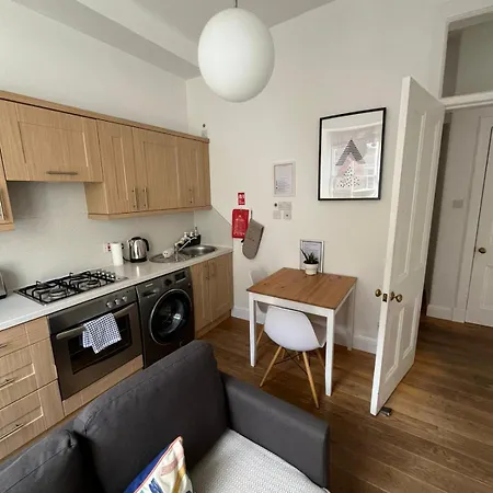 דירה Bright 2 Bedroom Near The Meadows