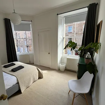 Bright 2 Bedroom Near The Meadows Апартаменты *