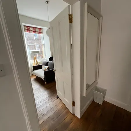 Апартаменты Bright 2 Bedroom Near The Meadows *